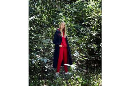 Tapado (Perramus, $8570), conjunto de buzo y pantalón (Ayres, $1998 y $1698), zapatillas con bordado (Aldo para Grimoldi, $2400)