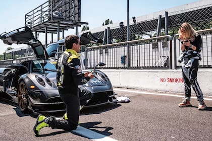 El momento de la pedida de mano, cuando Pablo sorprendió a Eva en plena pista en el circuito de Monza