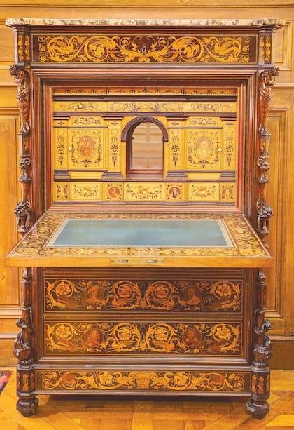 una de las piezas más importantes del palacio es un secrétaire con fino trabajo de ebanistería, fechado en Génova el 1 de octubre de 1861.