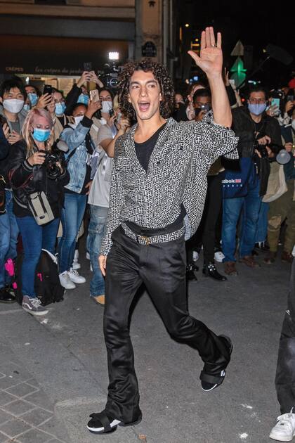 El chileno Jorge López Astorga, que tras el éxito de Soy Luna y Elite se alzó con más de once millones de seguidores en redes sociales, fue uno de los invitados “presenciales” de Balmain. Y llegó al desfile con una camisa con el monograma de la marca.