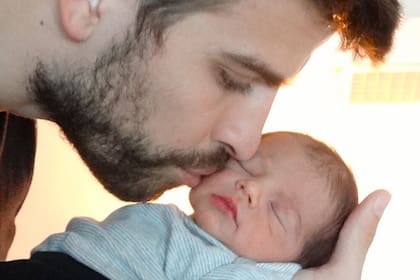 El futbolista besa a su primer hijo, Milan