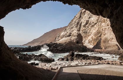 Las Cuevas de Anzota son imponentes formaciones rocosas frente al mar a 12 km de Arica.