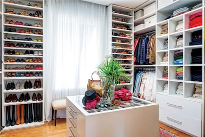 El walking closet, espacioso y con isla para accesorios incluída, es la perdición de cualquiera. Allí se atesoran miles de modelos de De María, su exclusiva marca, que cumple 20 años y es una de las favoritas de la primera dama, Juliana Awada.