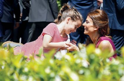 Muy sonrientes, madre e hijas posaron en los jardines, impecables para la ocasión y con los rosales en flor, con la alegría del deber cumplido.