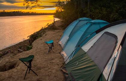 El campamento a orillas del río