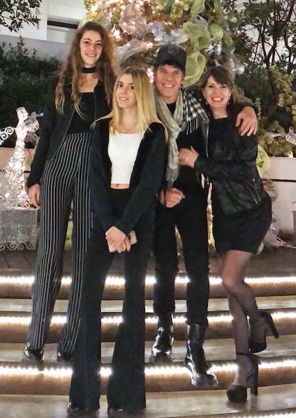 Junto con su familia (de izquierda a derecha): Olivia, la hija de su mujer, Olivia, su hija, e Inés García Larza, con quien comparte su vida desde 2003.