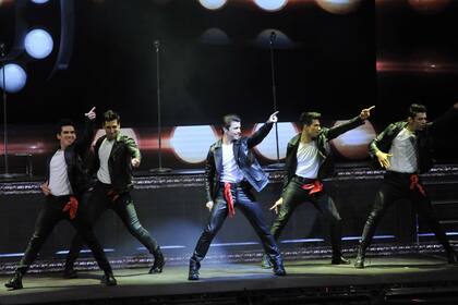 Momento de chicos. Muchas coreografías de la serie se replicaron en el teatro, ante la mirada atenta de Ricardo Montaner