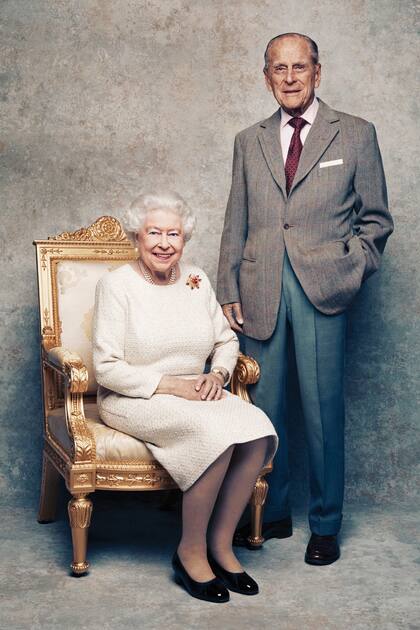 A propósito de sus bodas de platino, en 2017 Isabel y Felipe posaron en el White Drawing Room del castillo de Windsor. Para la ocasión, la Reina usó un broche de oro, rubí y diamantes –diseñado por Andrew Grima–, que el duque le regaló en 1966. 