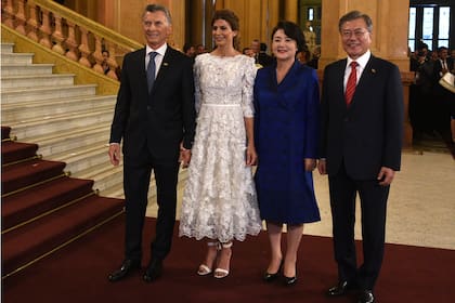 Moon Jae-in y su mujer, Kim Jung-sook, junto a Macri y Awada