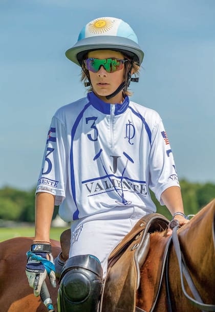 Al igual que su papá, Poroto también lleva en su casco la bandera argentina.