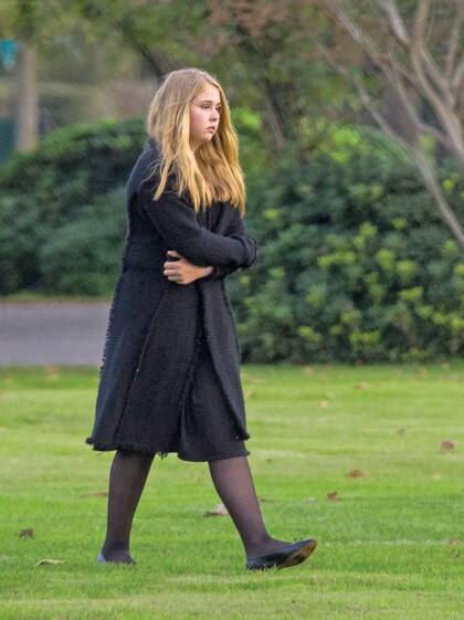 Amalia –la hija mayor de Máxima y Guillermo y heredera del trono de Holanda– visiblemente emocionada en el Memorial de Pilar, el mismo cementerio en el que estuvo en agosto de 2017 para despedir a su abuelo, Jorge Zorreguieta.