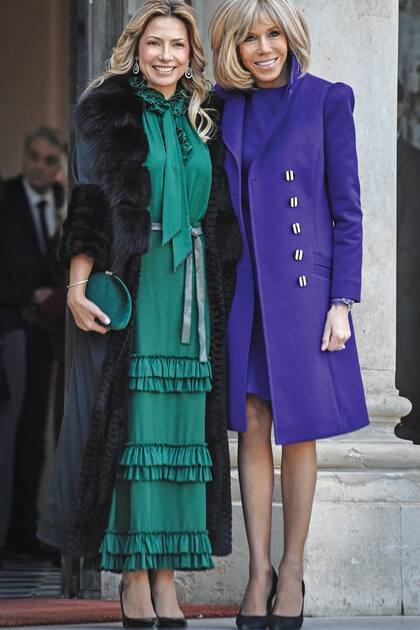 Para su encuentro con Brigitte Macron en El Eliseo, eligió un vestido verde esmeralda con volados, cintas, jabot y escote halter. Repitió el tapado negro de Breeders, aunque arremangado
