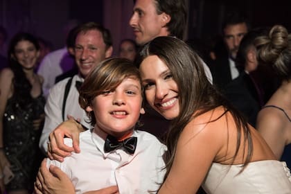 Feliz, la novia posa con su hijo mayor