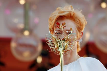 Tilda Swinton y un tapabocas en homenaje al carnaval veneciano, a su llegada a la ceremonia