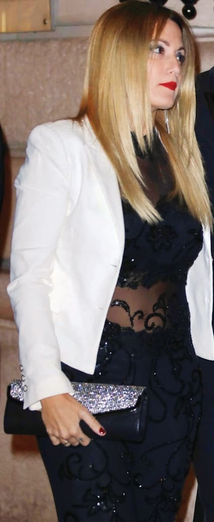 La bella rubia suele acompañar a su marido a los eventos extra futbolísticos y es la primera en defenderlo frente a las críticas.