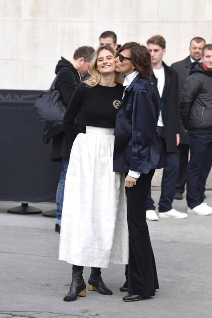 Musa de Karl Lagerfeld durante los años 80 y amiga de Chanel desde entonces, Inès de la Fressange asistió al desfile de la casa junto a su hija, Violette d’Urso, una it girl.