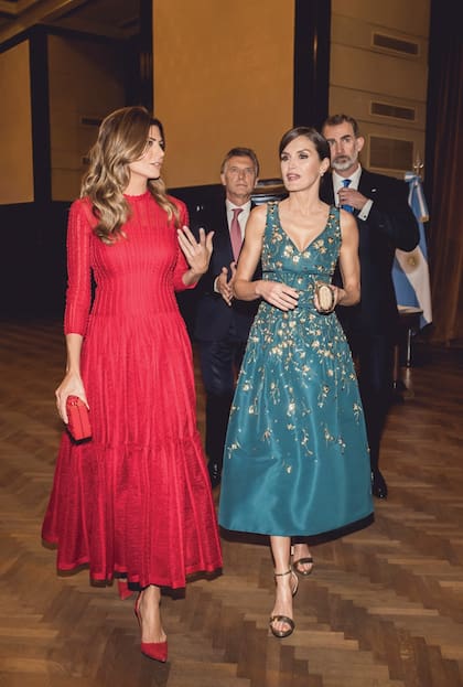 Juliana eligió un vestido con cuello a la base, mangas ¾ y falda con vuelo en uno de sus colores preferidos, el rojo. Para lograr un total look, accesorizó con clutch y stilettos a tono. Letizia, en tanto, optó por un traje con escote V y bordados de Carolina Herrera.