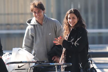 Enero de 2013, la pareja sonríe en el aeropuerto de Barcelona tras ser descubiertos por los papparazzi