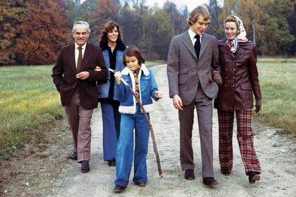 A mediados de los años 70, retrato de la familia real al completo durante una tarde de paseo por el campo