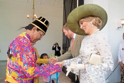 En Yogyakarta Sus Majestades fueron recibidas con todos los honores por el sultán Hamengkubuwono X en su palacio.