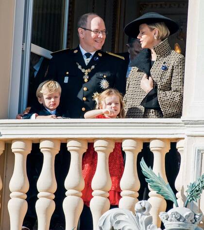 El príncipe Alberto II estuvo acompañado por su mujer, la princesa Charlene –impecable con un abrigo de tweed y sombrero– y sus hijos, los mellizos Jacques y Gabriella, que en diciembre cumplirán 4 años.