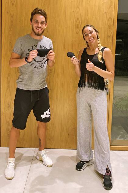 La diseñadora y dueñade Geraldmoon posa junto a su hijo con los barbijos que hicieron para donar