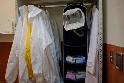 Los trajes, la máscara y los guantes en el vestuario previo al acceso al laboratorio