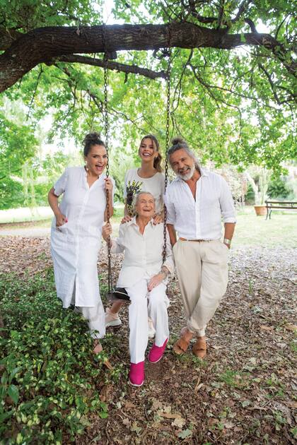 Al completo: Viviana, Jazmín, Osvaldo y Josefina René (“Pochi”), la mamá de Vivi que vive con ellos desde hace muchos años y ama estar en la hamaca, su lugar favorito de la casa.