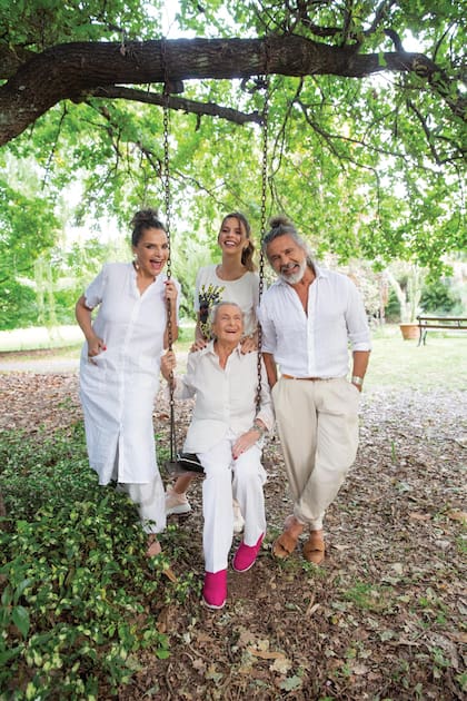Al completo: Viviana, Jazmín, Osvaldo y Josefina René (“Pochi”), la mamá de Vivi que vive con ellos desde hace muchos años y ama estar en la hamaca, su lugar favorito de la casa.