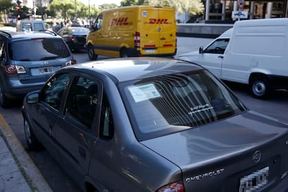 En las calles porteñas son comunes los casos de vehículos que transitan con el sticker pegado al lado de la patente