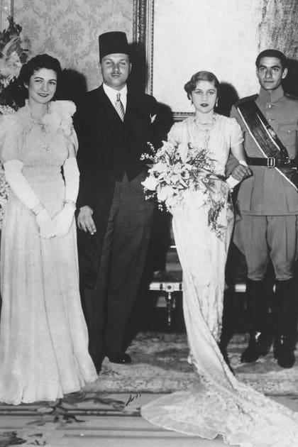 El 16 de marzo de 1939, Reza Pahlevi se casó con la princesa Fawzia de Egipto en el Palacio de Abdín, en El Cairo. En la foto, los recién casados posan con los padres de la novia, el rey Fuad I de Egipto y la reina Nazli (hermana del rey Faruq). 