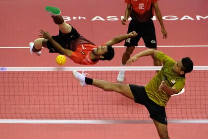 Sepak takraw: algo de vóleibol, algo de bádminton, algo de fútbol... y también algo de gimnasia, con unas piruetas asombrosas.