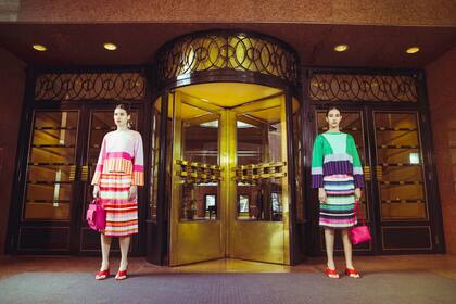 Suéter rayado con lentejuelas y falda plisada (Las Pepas, $6.590 y $3.990), zapatos de taco cuadrado (Blaquè, $5.780) cartera de mano y bandolera (Prüne, $6.790 y $3.790)