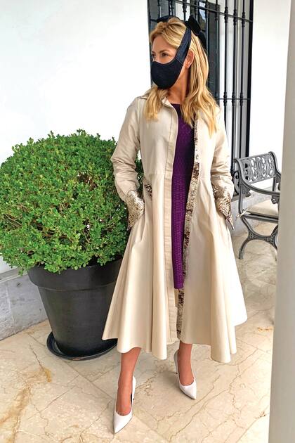 Le gusta combinar vestidos cortos con tapados y stilettos de vértigo