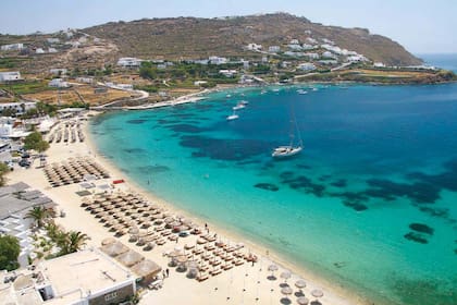 Vista panorámica de la playa de Mykonos, destino estival de royals y celebridades de toda Europa.
