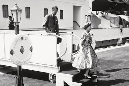 La Reina y el duque de Edimburgo durante su visita a Canadá con motivo de la apertura de la vía marítima de San Lorenzo, en Quebec, en junio de 1959.