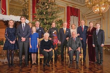 La última imagen de la familia real, reunida el 18 de diciembre de 2019 para el concierto de Navidad en el Palacio Real. En primera fila, los reyes eméritos Alberto y Paola junto a sus tres hijos, el rey Felipe y los príncipes Astrid y Laurent, todos con sus respectivos hijos. 