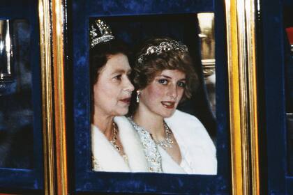 Cuando murió Lady Di, en 1997 tras un accidente de auto en París junto a su novio, Dodi Fayed, la Reina alcanzó su nivel más bajo de popularidad. El discurso que dio cinco días más tarde y la reverencia al ataúd de su ex nuera volvieron a acercarla al corazón de la gente.