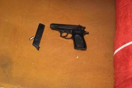 Una de las armas secuestradas en los operativos de seguridad para hallar a los asesinos del jubilado