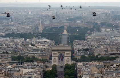 Los helicópteros vuelan sobre la Avenida Champs-Elysees y el Arco de Triunfo durante el tradicional Día de la Bastilla