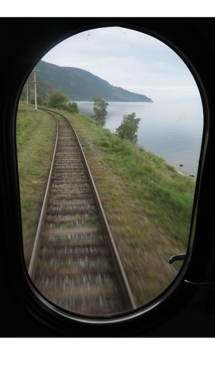 Buena vista: desde el último vagón durante el recorrido junto al gran lago Baikal