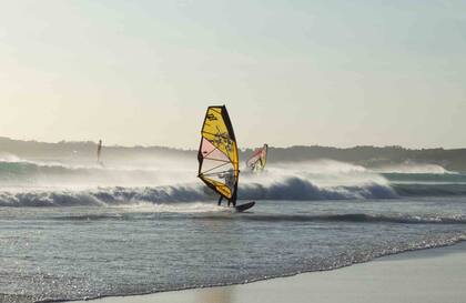 Windsurf en La Lanzada, famosa playa en la península de El Grove.