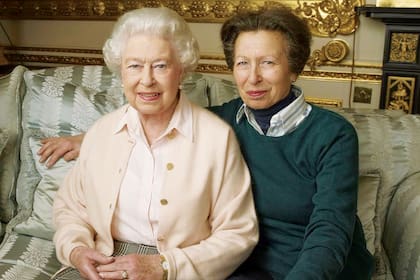 Cuarenta y siete años después, en 2016, para celebrar sus 90 años, Isabel II recibió a la fotógrafa Annie Leibovitz en el Castillo de Windsor. Posó con toda la familia, pero sólo lo hizo en solitario con la princesa Ana. La imagen está en la cuenta de Instagram de la familia real