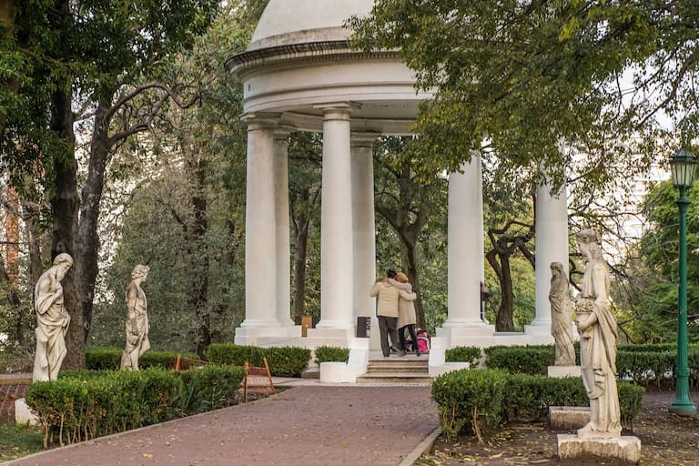 Maceteros, columnas, monumentos, fuentes y edificios históricos se distribuyen por el espacio. El templete o mirador clásico del parque se apoya en una estructura circular con columnas de estilo clásico. El Museo Histórico Nacional de Argentina está ubicado en el Parque Lezama