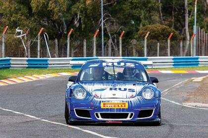 Probó un auto de carrera y sorprendió con su perfomance en el autódromo
