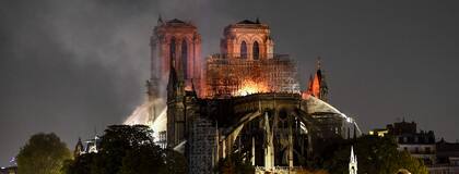 La histórica catedral comenzó a incendiarse cerca de las 19 