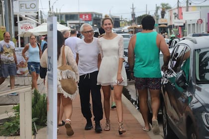 Enamorados, Eduardo Costantini y su novia, Elina Fernández Fantacci, desafiaron al mal tiempo con una caminata por la zona comercial