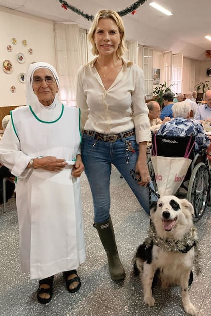 31 de diciembre de 2019. Nora y Jack durante una visita en la que donaron panes dulces al Hogar Marín, en San Isidro, que da asilo a adultos mayores sin familia o de bajos recursos