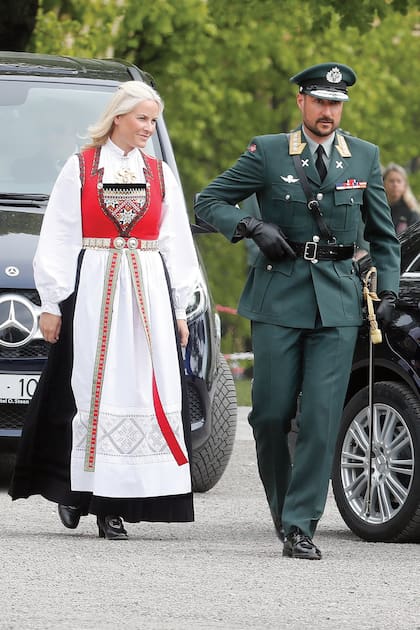 Vestida con un bunad (traje típico de las mujeres escandinavas durante los siglos 18 y 19), la princesa MetteMarit acompañó a su marido, el príncipe Haakon, a la fortaleza del castillo de Akershus, en Oslo, donde celebraron el Día de la Liberación y el Día Nacional de los Veteranos junto al rey Hara