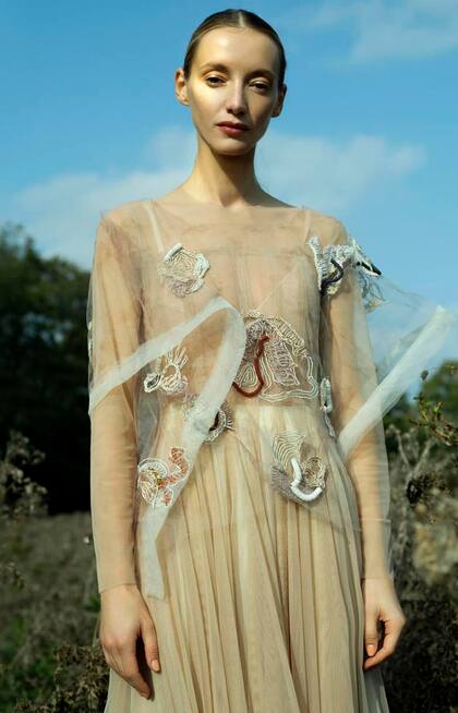 Las transparencias son un rasgo identitario en los diseños de Pinto